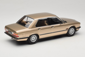 BMW 520i E28 Gold Metallic IXO 1:18 18CMC184 Fém – 2. kép a 6-ből
