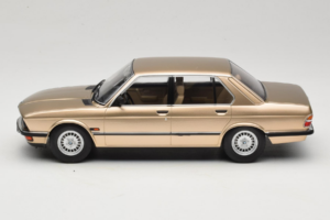 BMW 520i E28 Gold Metallic IXO 1:18 18CMC184 Fém – 3. kép a 6-ből