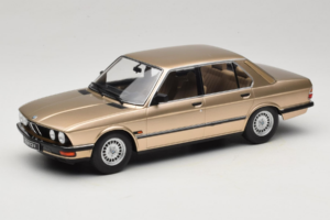 BMW 520i E28 Gold Metallic IXO 1:18 18CMC184 Fém