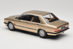 BMW 520i E28 Gold Metallic IXO 1:18 18CMC184 Fém – 5. kép a 6-ből