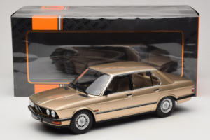 BMW 520i E28 Gold Metallic IXO 1:18 18CMC184 Fém – 6. kép a 6-ből