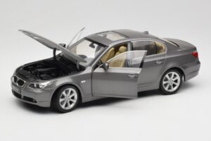 BMW 530i E60 Grey Metallic Revell 1:18 08841 Fém – 2. kép a 8-ből