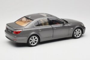 BMW 530i E60 Grey Metallic Revell 1:18 08841 Fém – 3. kép a 8-ből