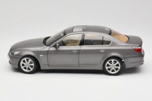 BMW 530i E60 Grey Metallic Revell 1:18 08841 Fém – 4. kép a 8-ből
