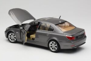BMW 530i E60 Grey Metallic Revell 1:18 08841 Fém – 5. kép a 8-ből