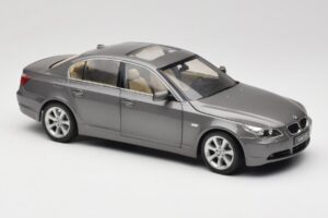 BMW 530i E60 Grey Metallic Revell 1:18 08841 Fém – 6. kép a 8-ből