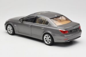 BMW 530i E60 Grey Metallic Revell 1:18 08841 Fém – 7. kép a 8-ből