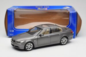 BMW 530i E60 Grey Metallic Revell 1:18 08841 Fém – 8. kép a 8-ből