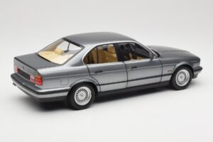 BMW 535i E34 Szürke Metallic Minichamps 1:18 100024008 Fém – 3. kép a 8-ből