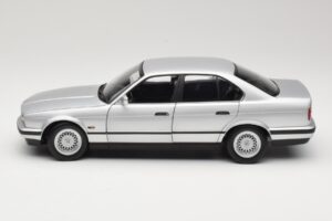 BMW 535i E34 Ezüst Minichamps 1:18 100024005 Fém – 4. kép a 8-ből