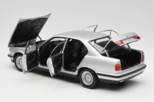 BMW 535i E34 Ezüst Minichamps 1:18 100024005 Fém – 5. kép a 8-ből