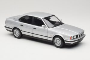 BMW 535i E34 Ezüst Minichamps 1:18 100024005 Fém – 6. kép a 8-ből