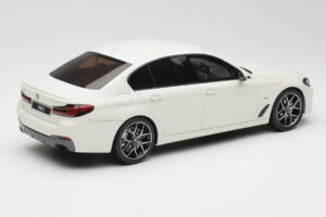BMW 545e xDrive M-Sport G30 Fehér GT Spirit 1:18 GT496 Gyanta – 2. kép a 6-ből
