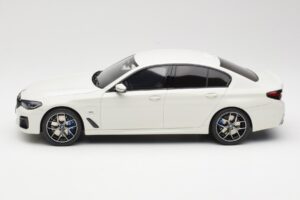 BMW 545e xDrive M-Sport G30 Fehér GT Spirit 1:18 GT496 Gyanta – 3. kép a 6-ből