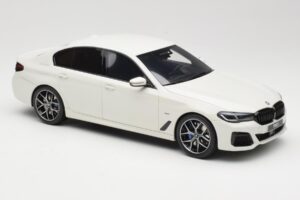 BMW 545e xDrive M-Sport G30 Fehér GT Spirit 1:18 GT496 Gyanta – 4. kép a 6-ből