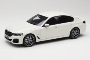 BMW 545e xDrive M-Sport G30 Fehér GT Spirit 1:18 GT496 Gyanta