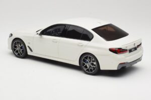 BMW 545e xDrive M-Sport G30 Fehér GT Spirit 1:18 GT496 Gyanta – 5. kép a 6-ből