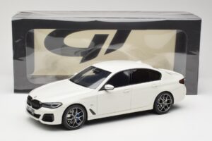 BMW 545e xDrive M-Sport G30 Fehér GT Spirit 1:18 GT496 Gyanta – 6. kép a 6-ből