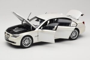 BMW 7 Series F02 760Li Brilliant White Kyosho 1:18 08783BRW Fém – 2. kép a 8-ből