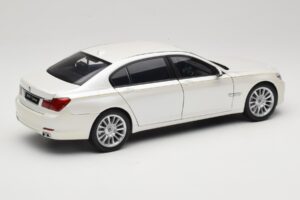 BMW 7 Series F02 760Li Brilliant White Kyosho 1:18 08783BRW Fém – 3. kép a 8-ből