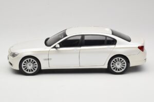 BMW 7 Series F02 760Li Brilliant White Kyosho 1:18 08783BRW Fém – 4. kép a 8-ből