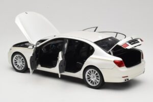 BMW 7 Series F02 760Li Brilliant White Kyosho 1:18 08783BRW Fém – 5. kép a 8-ből
