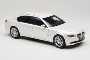 BMW 7 Series F02 760Li Brilliant White Kyosho 1:18 08783BRW Fém – 6. kép a 8-ből