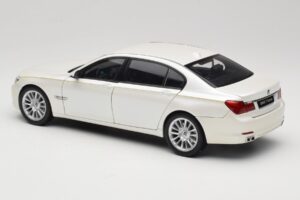 BMW 7 Series F02 760Li Brilliant White Kyosho 1:18 08783BRW Fém – 7. kép a 8-ből
