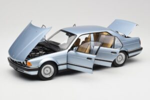 BMW 730i E32 Világoskék Metallic Minichamps 1:18 100023008 Fém – 2. kép a 8-ből