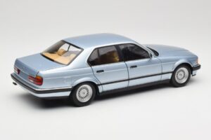 BMW 730i E32 Világoskék Metallic Minichamps 1:18 100023008 Fém – 3. kép a 8-ből