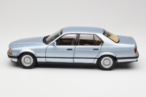 BMW 730i E32 Világoskék Metallic Minichamps 1:18 100023008 Fém – 4. kép a 8-ből