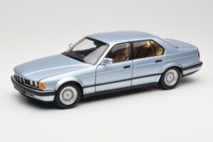 BMW 730i E32 Világoskék Metallic Minichamps 1:18 100023008 Fém