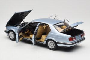 BMW 730i E32 Világoskék Metallic Minichamps 1:18 100023008 Fém – 5. kép a 8-ből