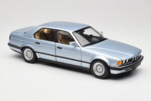 BMW 730i E32 Világoskék Metallic Minichamps 1:18 100023008 Fém – 6. kép a 8-ből
