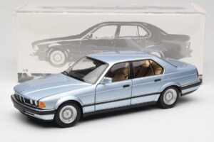 BMW 730i E32 Világoskék Metallic Minichamps 1:18 100023008 Fém – 8. kép a 8-ből