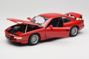 BMW 850Ci E31 Brilliant Red Revell 1:18 8827 Fém – 2. kép a 8-ből