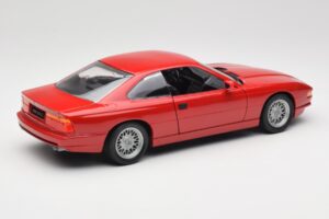 BMW 850Ci E31 Brilliant Red Revell 1:18 8827 Fém – 3. kép a 8-ből