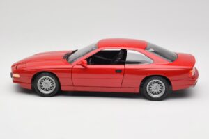 BMW 850Ci E31 Brilliant Red Revell 1:18 8827 Fém – 4. kép a 8-ből