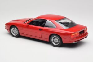 BMW 850Ci E31 Brilliant Red Revell 1:18 8827 Fém – 7. kép a 8-ből