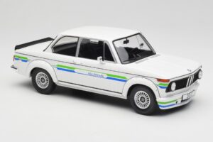 BMW Alpina 2002 E10 Turbo Fehér MCG 1:18 MCG18409-R Fém – 4. kép a 6-ből