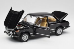 BMW 2002 L E10 Fekete AUTOart 1:18 70603 Fém – 2. kép a 8-ből