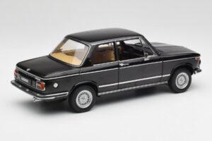 BMW 2002 L E10 Fekete AUTOart 1:18 70603 Fém – 3. kép a 8-ből