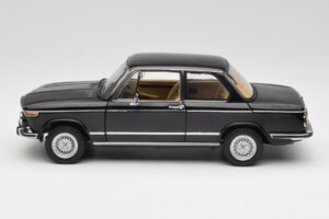 BMW 2002 L E10 Fekete AUTOart 1:18 70603 Fém – 4. kép a 8-ből