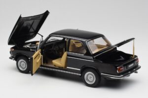 BMW 2002 L E10 Fekete AUTOart 1:18 70603 Fém – 5. kép a 8-ből