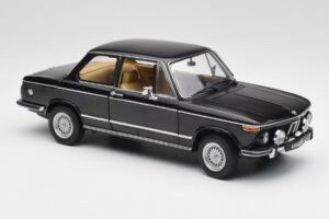 BMW 2002 L E10 Fekete AUTOart 1:18 70603 Fém – 6. kép a 8-ből
