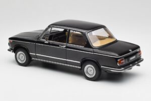 BMW 2002 L E10 Fekete AUTOart 1:18 70603 Fém – 7. kép a 8-ből