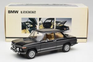 BMW 2002 L E10 Fekete AUTOart 1:18 70603 Fém – 8. kép a 8-ből