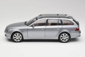 BMW 545i E61 Touring Világosszürke Kyosho 1:18 80430308414 Fém – 4. kép a 8-ből