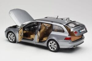BMW 545i E61 Touring Világosszürke Kyosho 1:18 80430308414 Fém – 5. kép a 8-ből