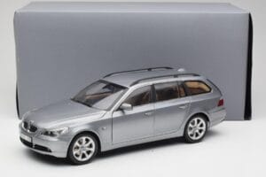 BMW 545i E61 Touring Világosszürke Kyosho 1:18 80430308414 Fém – 8. kép a 8-ből